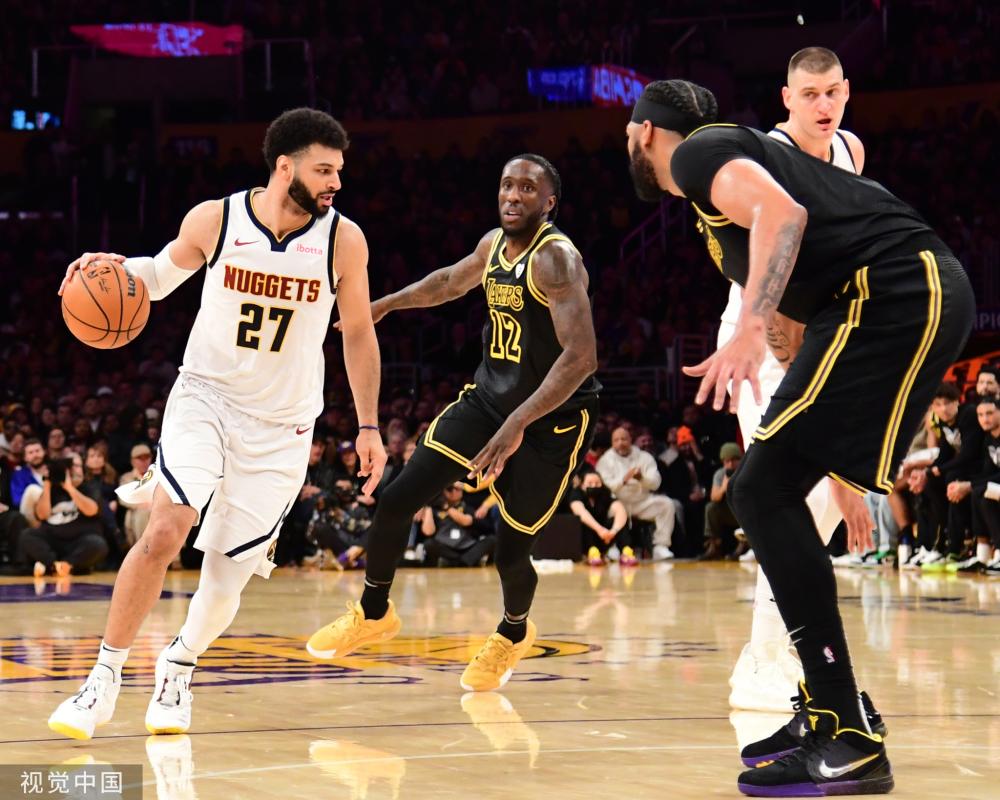 他们对年轻 他们对年轻